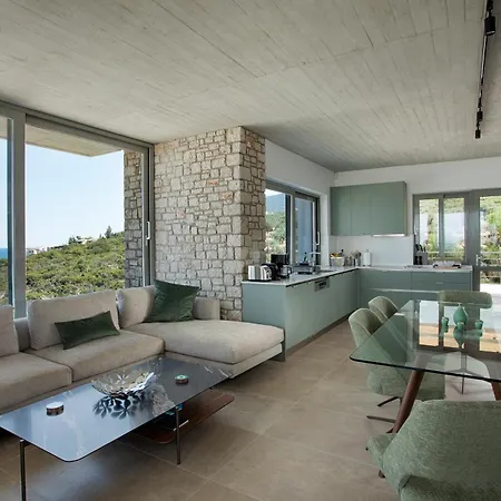 Thymari, A Unique Seafront Xiropigado