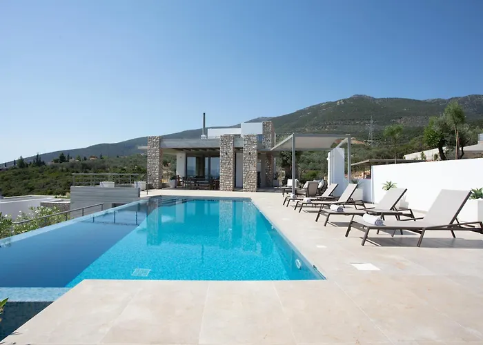 Villa Thymari, A Unique Seafront Xiropigado